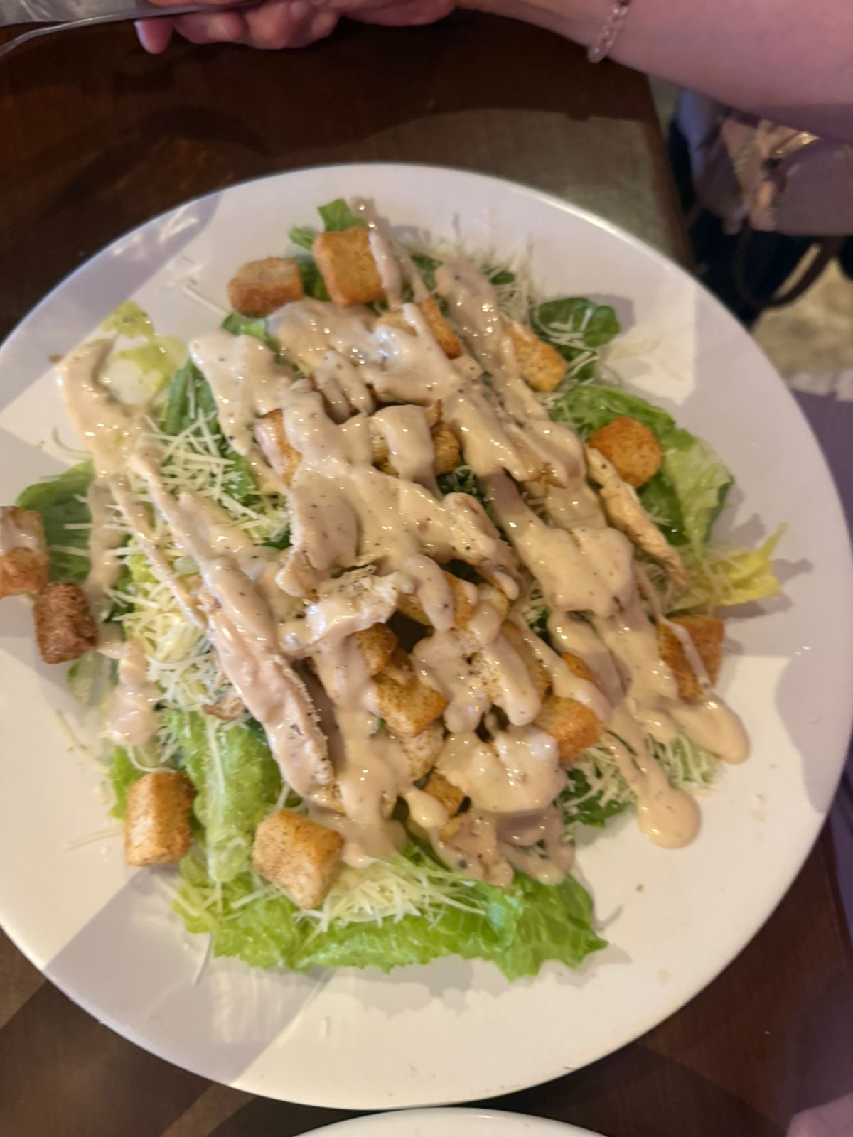 Ensalada César con pollo y crutones