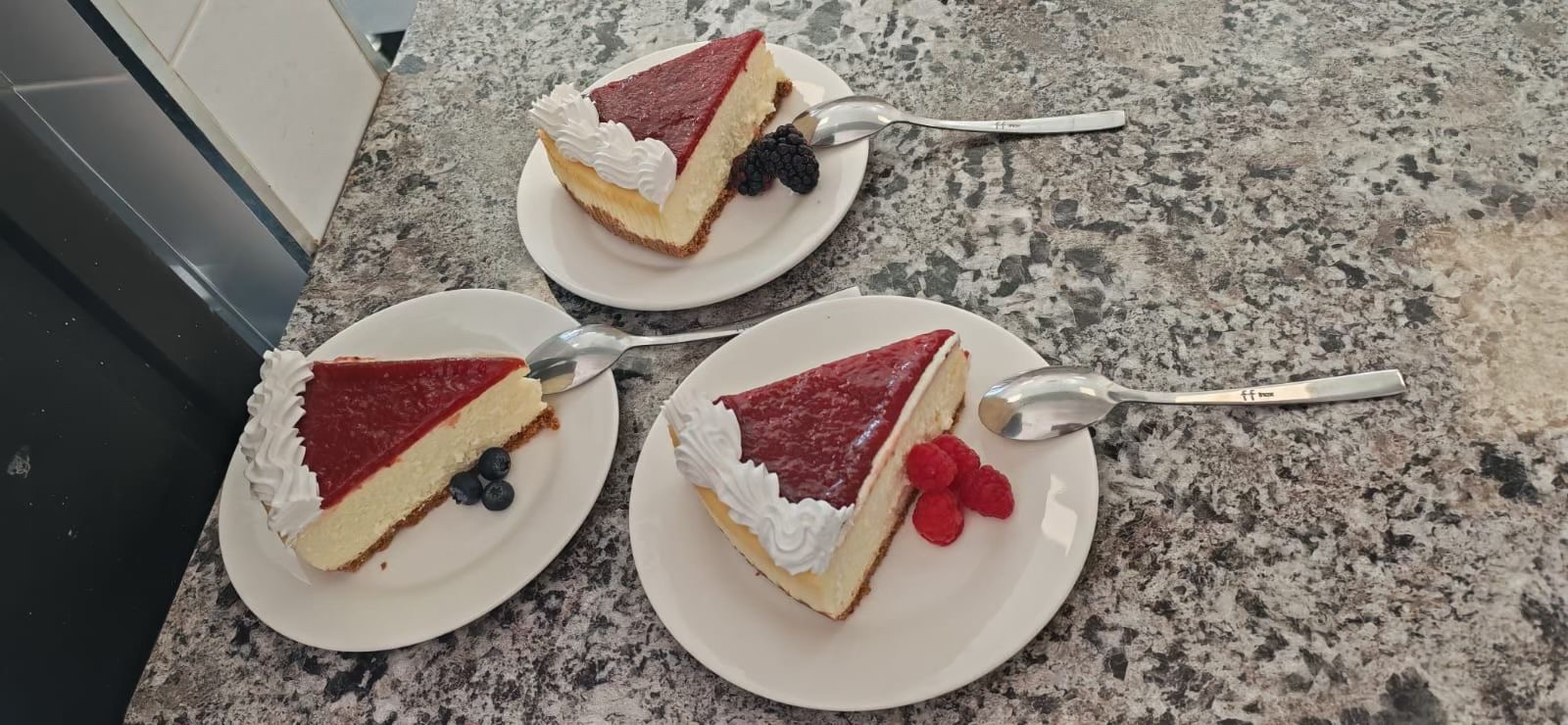 Cheesecake de frutos rojos con frutas frescas