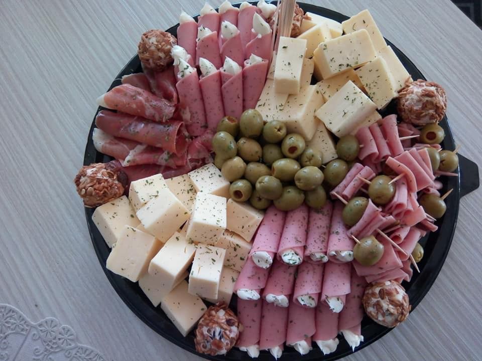 Tabla de quesos, embutidos y aceitunas para banquete