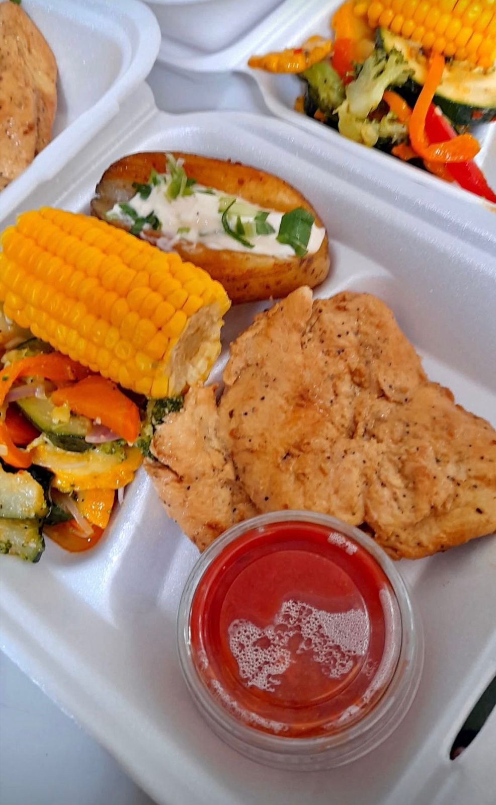 Pechuga de pollo con elote y papa horneada
